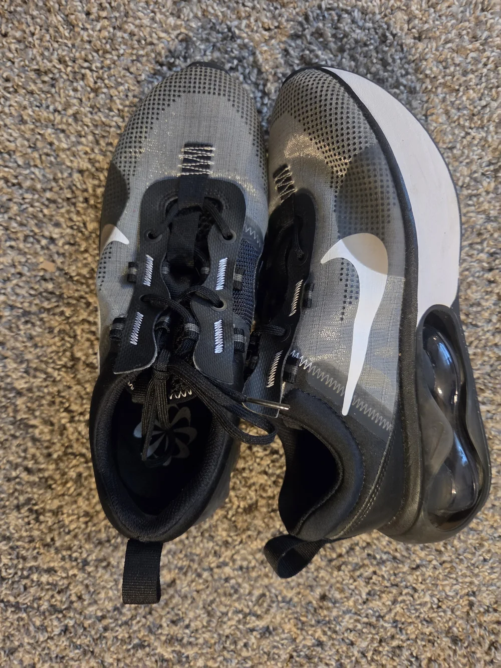 Nike Air Max Black & White Runner - Visible Swoosh. Size 7 Youth.